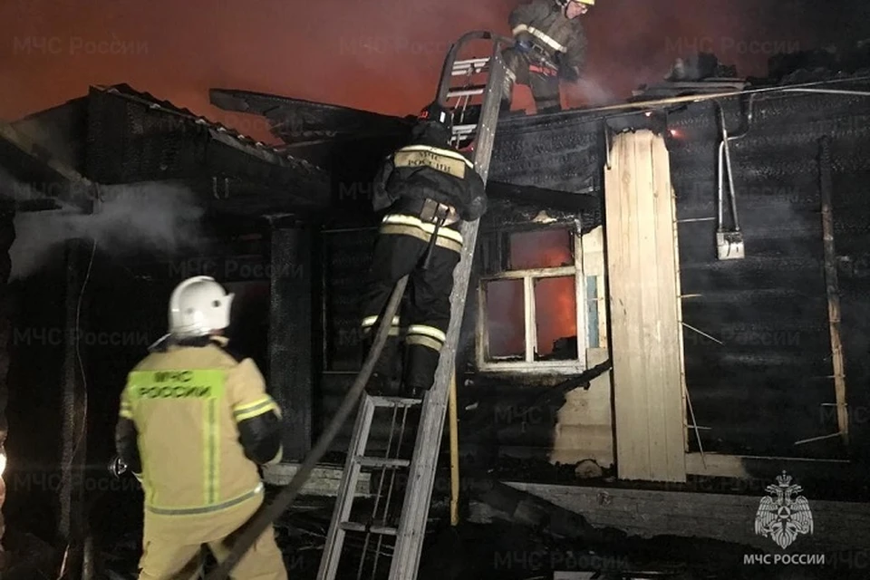 Пожар произошел в деревне Чусовляны. Фото: ГУ МЧС по Свердловской области