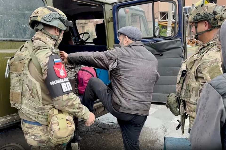 Бойцы группировки войск «Восток» эвакуировали жителей из села Богатырь в ДНР. Фото: Минобороны России