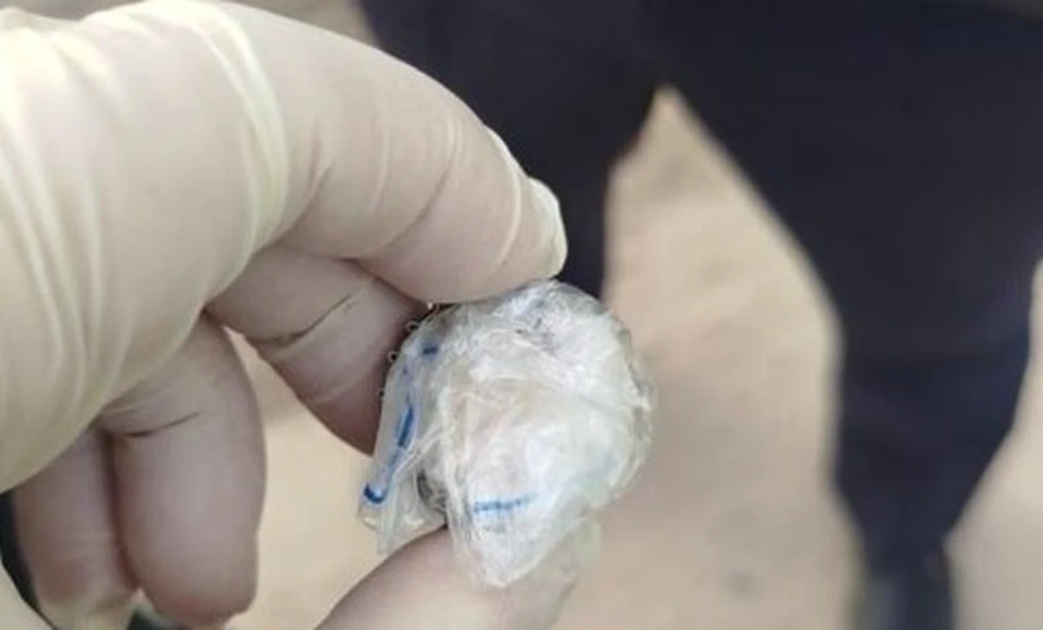 В кармане мужчины полицейские обнаружили полиэтиленовый пакет со свертком с порошкообразным веществом. ФОТО: УМВД УО
