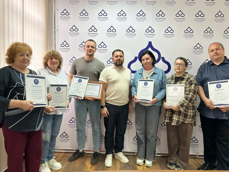 Победитель (третий слева) и номинанты конкурса.