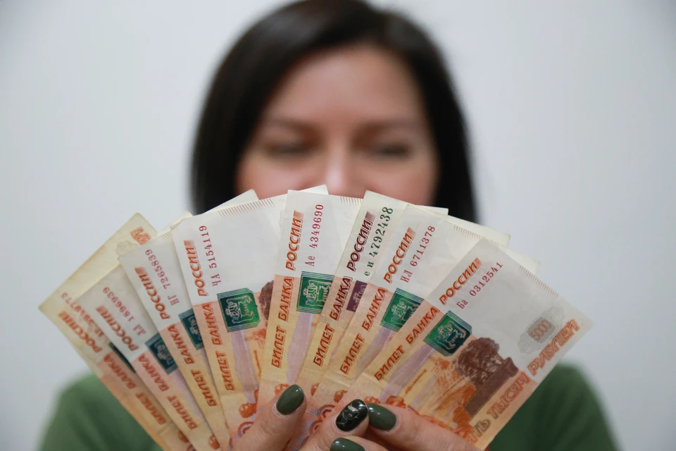 Женщине подарили 100 тыс. рублей, но украла еще 200