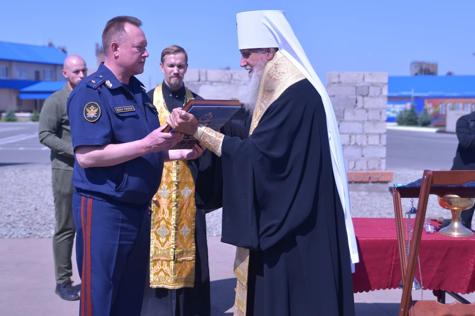Митрополит вручил образ преподобного начальнику УФСИН. Фото: Пресс-служба УФСИН России по Оренбургской области.