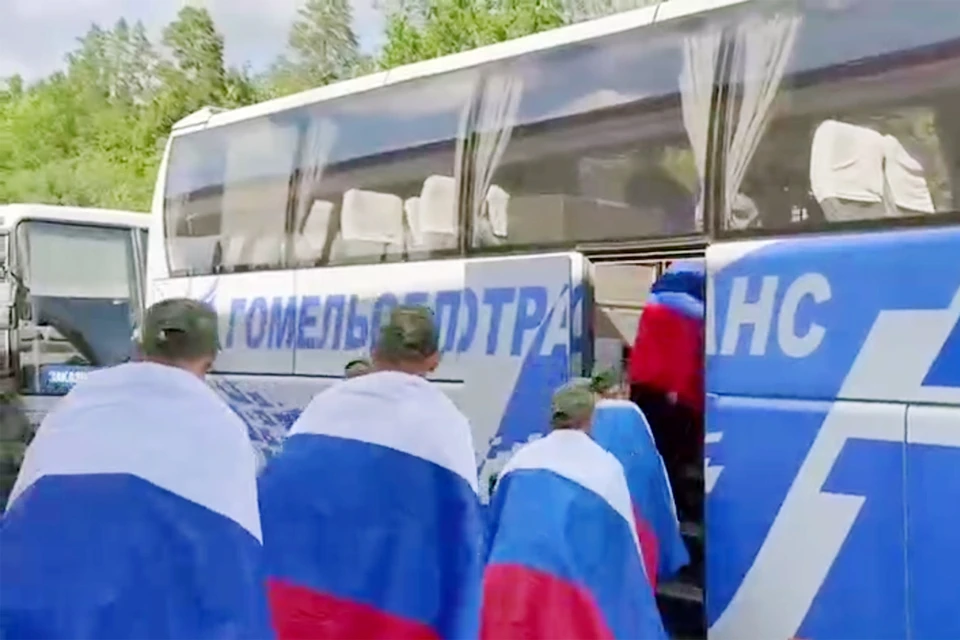 Бойцы садятся в автобус, который должен будет доставить их на Родину