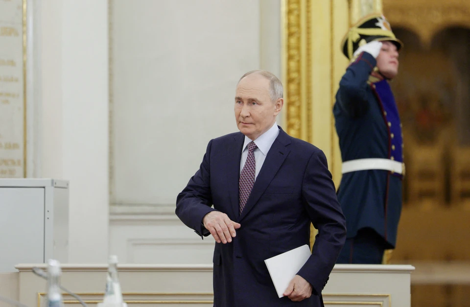 Владимир Путин поприветствовал сына Александра Лукашенко рукопожатием