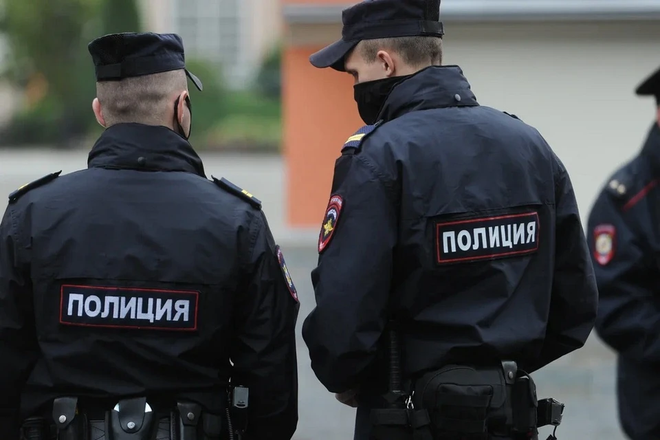 Полицейские помогли подросткам выбраться из старого укрытия в Бердске.