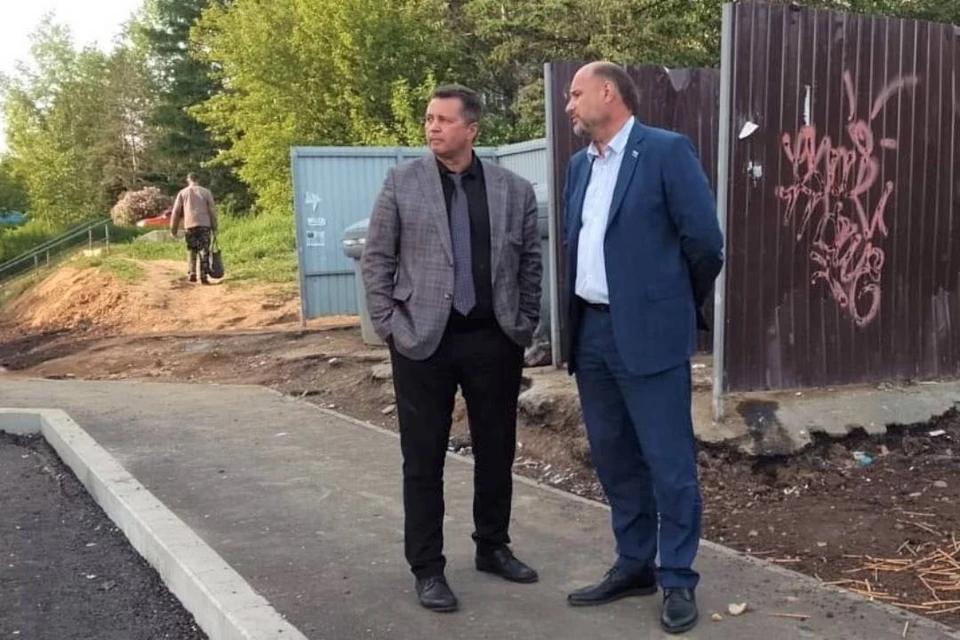 Ростислав Белых обсудил с Сергеем Яременко восстановление контейнерных площадок на улице Геологов.