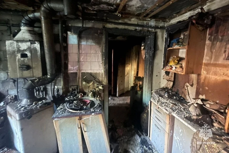 В квартире пожарные нашли мужчину без сознания и с ожогами. Фото: МЧС по Ростовской области.