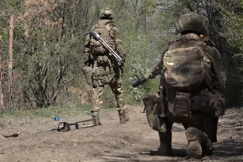 Военнослужащие говорят, что при отступлении противник беспорядочно минирует маршруты возможного движения наших войск