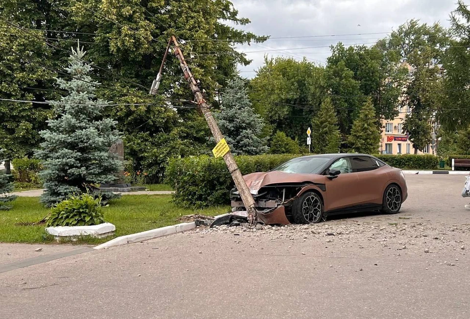 Электромобиль пронесся через сквер и врезался в столб на Бору. Фото: t.me/bez_cenz_nn