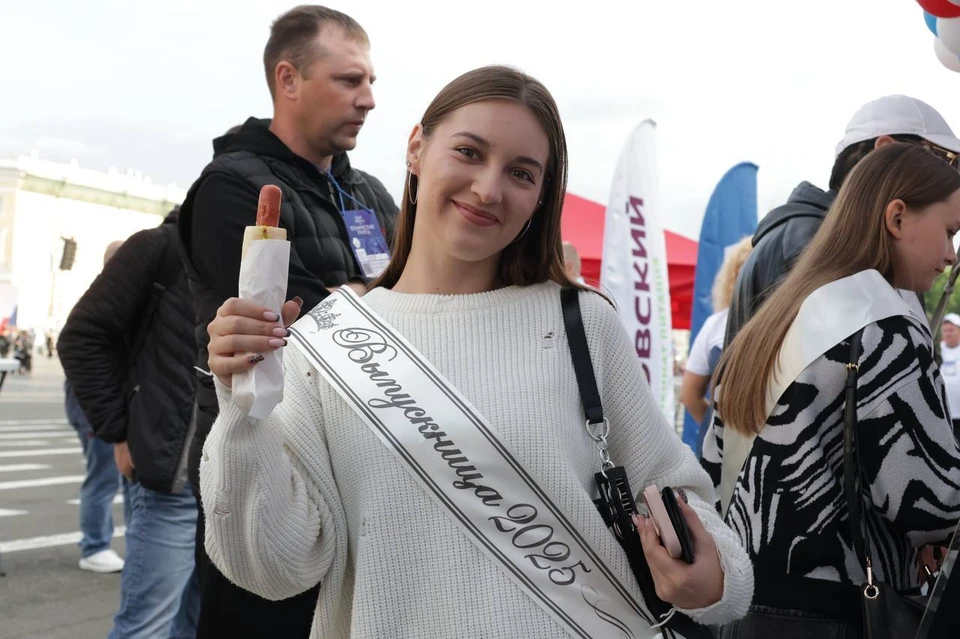 Меню на "Алых парусах" и вправду как в школьных столовых.
