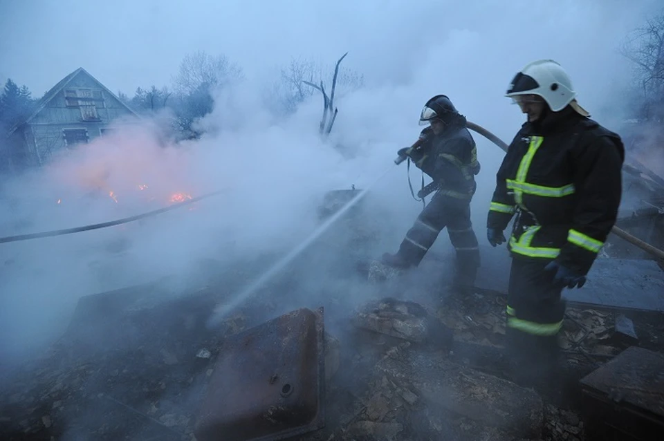 Пожарные дважды выезжали на тушение гаражей в Ленске