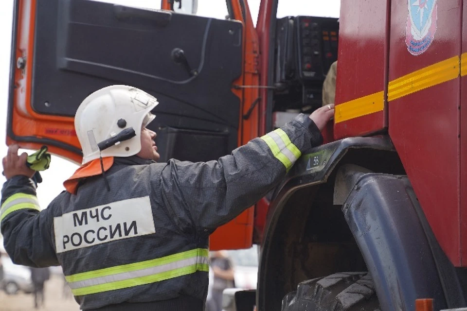 Чтобы потушить огонь пожарным понадобилось около часа.