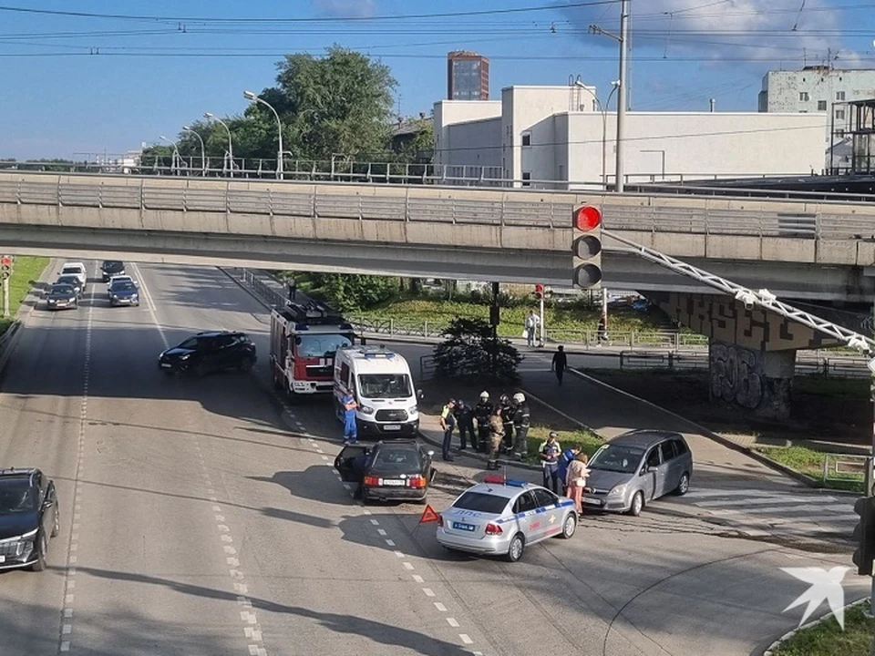 На дороге в Екатеринбурге столкнулись автомобили