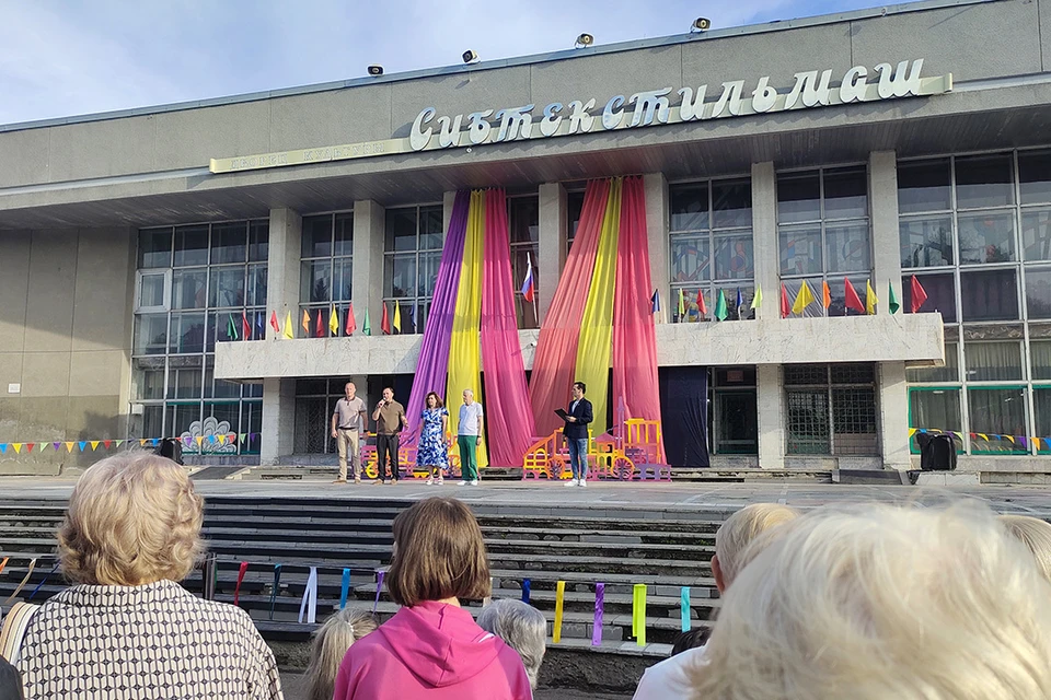 Депутат Кирилл Покровский лично поздравил новосибирцев с Днем города. Фото: Наталья РУДЕВСКАЯ