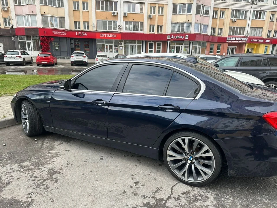 БМВ выехал на полосу встречного движения через сплошную линию разметки и проехал на красный сигнал светофора. Фото управления Госавтоинспекции по Липецкой области.