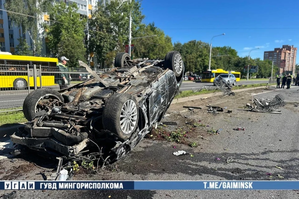 В Минске на проспекте Пушкина автомобиль перевернулся, врезавшись в ограждение. Фото: УГАИ ГУВД Мингорисполкома