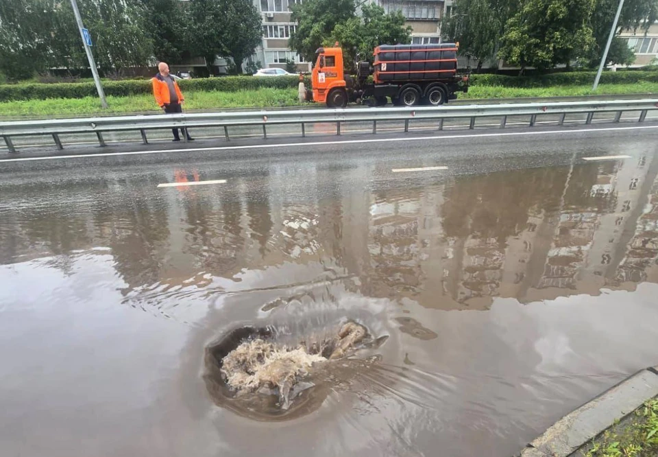 В Заволжье Ульяновска дорожники борются с последствиями подтопления дорог ливнем. ФОТО: тг-канал Александра Болдакина