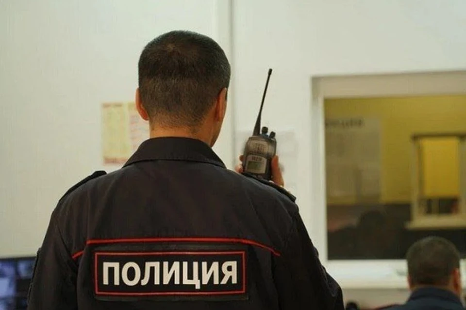 Полиция работает на месте трагедии.