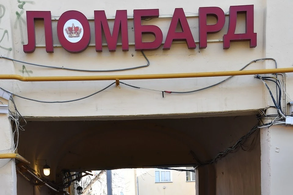 В Хабаровске 82-летнюю женщину ограбили в подъезде дома