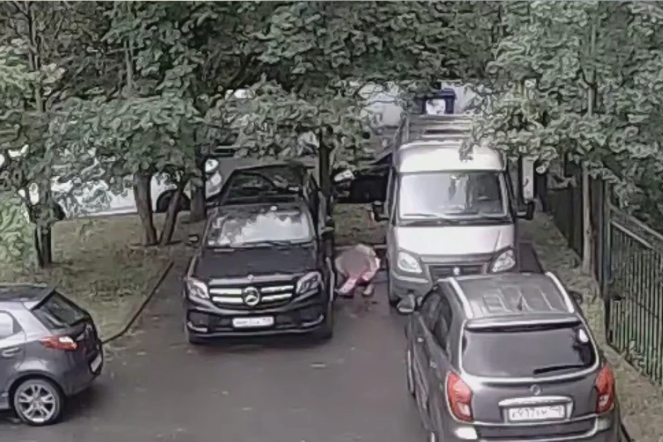 Девушка закрепила взрывное устройство, но не смогла его активировать. Фото: ЦОС ФСБ