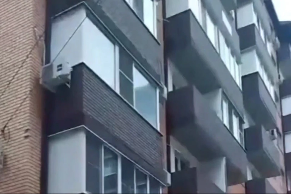 Полиция Краснодара провела проверку многодетной семьи на улице Рахманинова. Фото: сриншот из видео