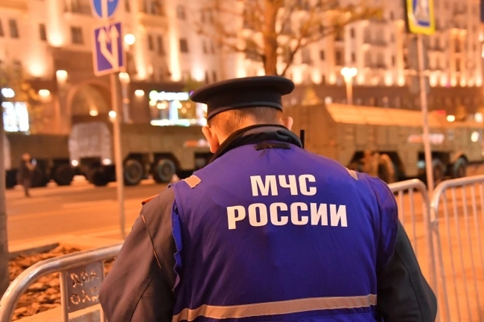 Спасатели МЧС освободили водителя из смятой кабины после ДТП в Хабаровске