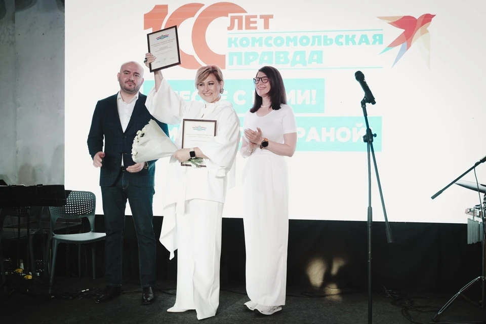 Губернатор Вячеслав Федорищев вручил директору Самарского филиала медиахолдинга «Комсомольская правда» Олесе Шакуровой благодарственное письмо