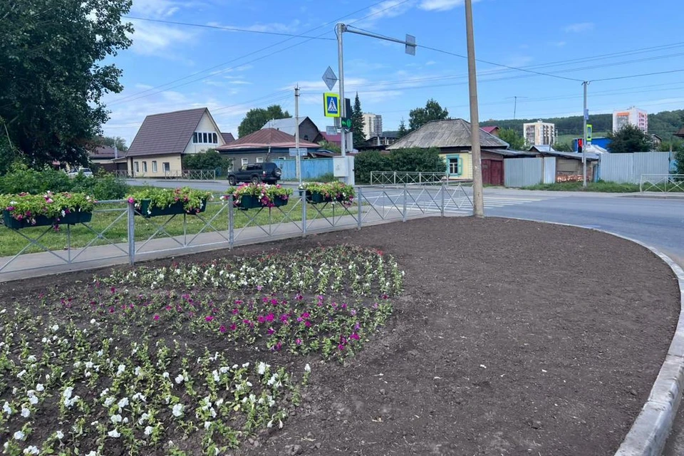 В Новосибирске продолжают высаживать цветы. Фото: мэрия Новосибирска