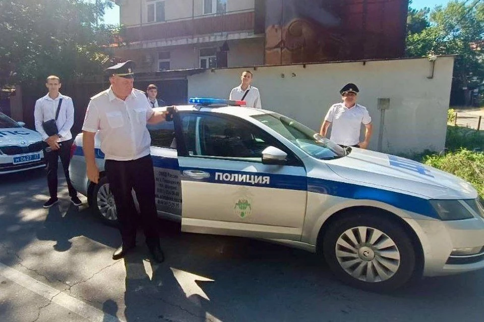 Инспекторы ДПС помогли автобусу со школьниками миновать пробку под Геленджиком. Фото: пресс-служба главного управления МВД по Краснодарскому краю