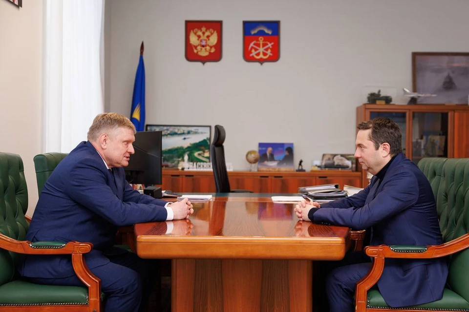 Губернатор Андрей Чибис провел рабочую встречу с новым председателем Северного флотского военного суда Андреем Басовым. Фото: Правительство Мурманской области