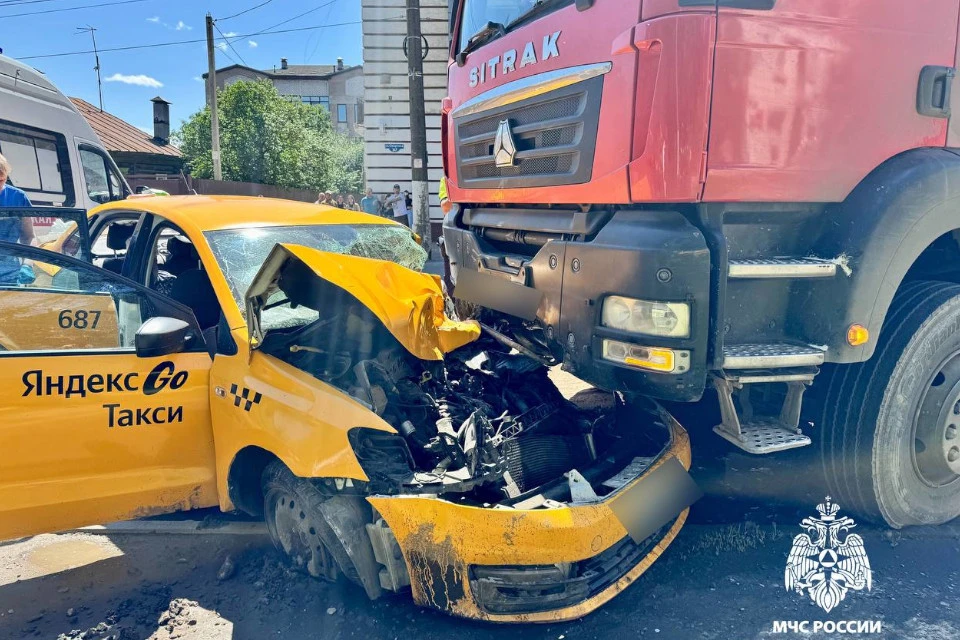Машины врезались лоб в лоб. Фото: ГУ МЧС по Тверской области