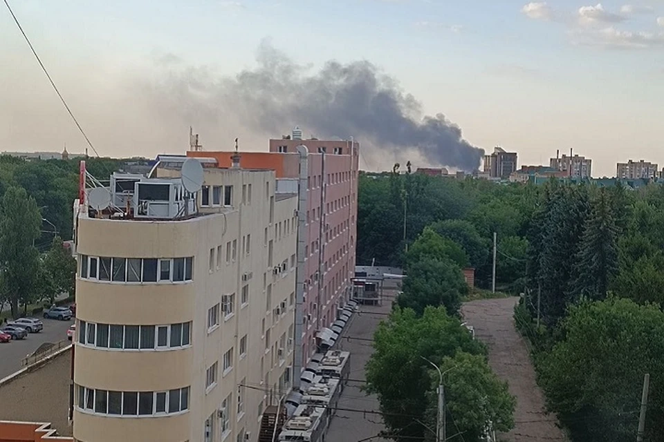Пожар из-за густого черного дыма напугал жителей города. Фото: очевидцев из соцсетей.