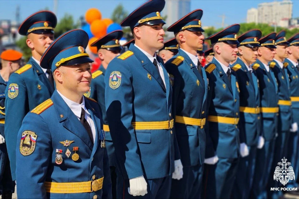 Торжественный выпуск курсантов Дальневосточной пожарно-спасательной академии состоялся на Корабельной набережной. Фото: МЧС России по Приморскому краю