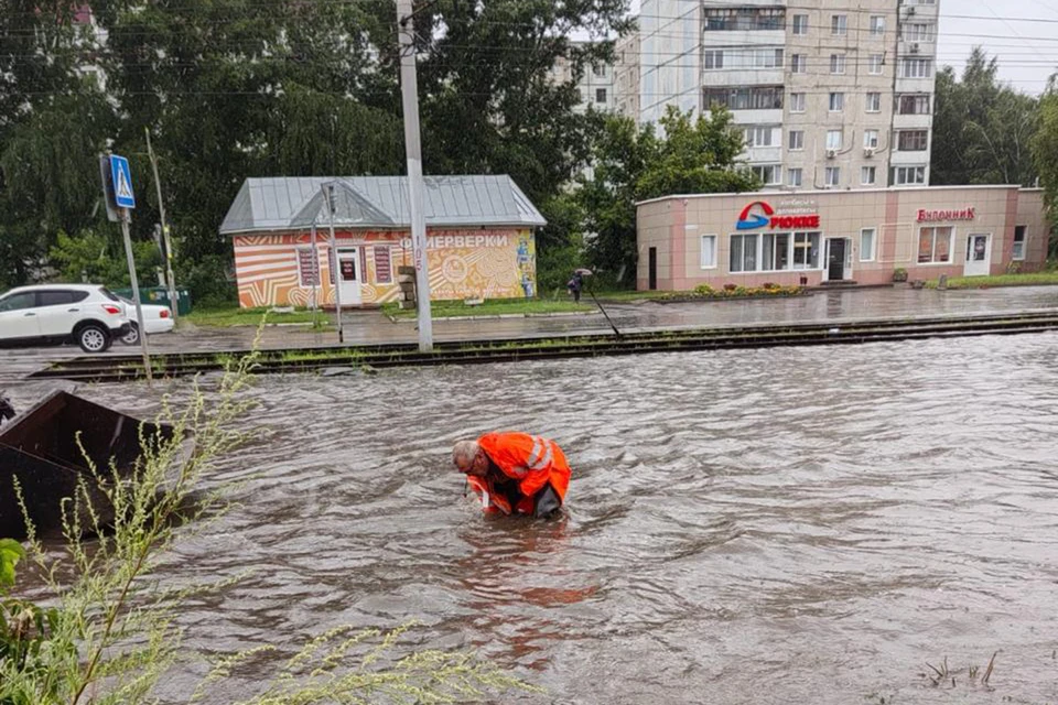 Дорожники вручную очищают ливневки