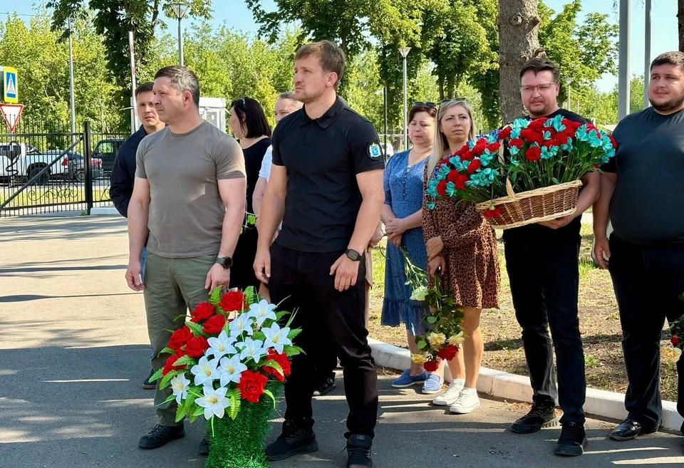 К мраморной плите склонялись головы с глубокой благодарностью тем, кто пришел сюда не разрушать, а строить новую жизнь. Фото: Регион-шеф Ямал