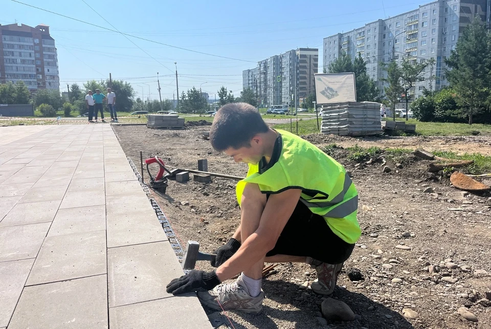 Сейчас в общественном пространстве работа в разгаре: рабочие демонтировали старое покрытие, выложили новую брусчатку. Фото: пресс-служба администрации Красноярска
