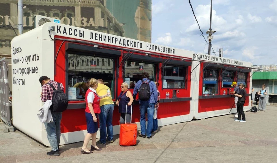 На Ленинградском вокзале из-за жары им бесплатно раздают воду. Фото: Московско-Тверская ППК.