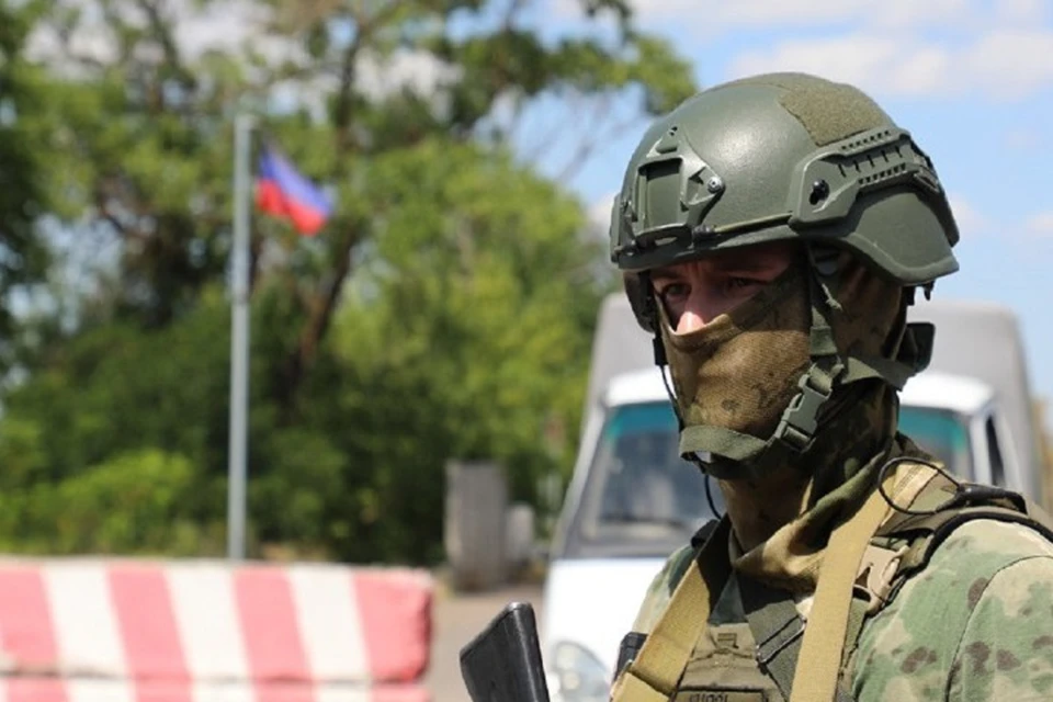 Росгвардейцы спасли пассажиров из горящего автобуса на окраине Мариуполя. Фото: Росгвардия