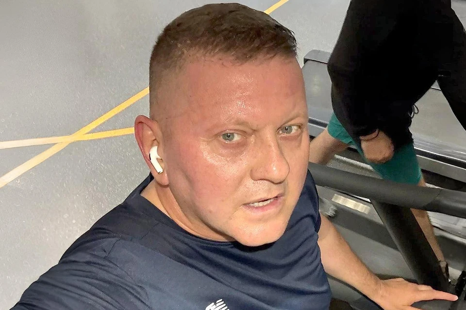 Залужный выложил в своих соцсетях селфи на беговой дорожке.