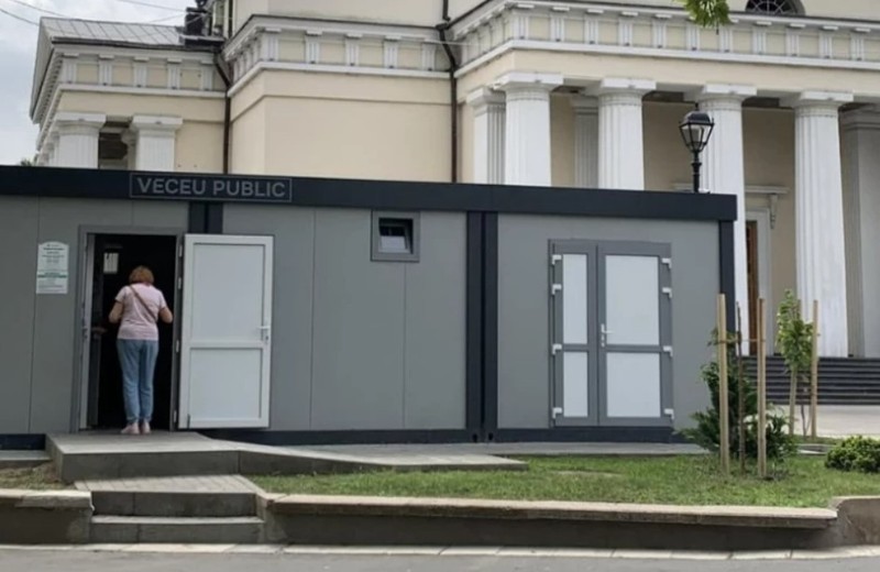 Общественный туалет, стоимостью в два миллиона леев, недавно появился в сквере перед собором «Рождества Христова». Фото:соцсети