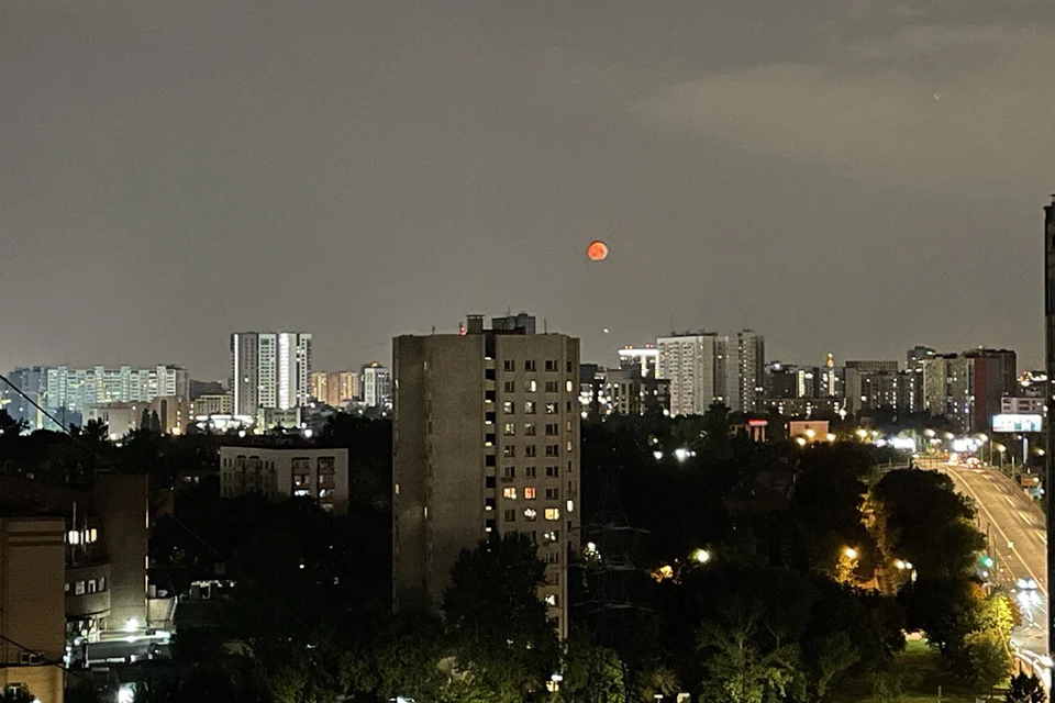 Москвичи фотографируют красную луну.