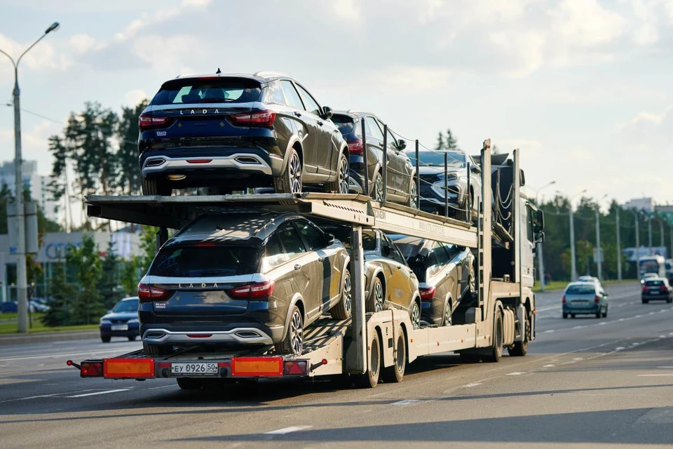 «АвтоВАЗ» продолжает развивать цифровые каналы продаж. Фото: Tricky Shark / Shutterstock.com
