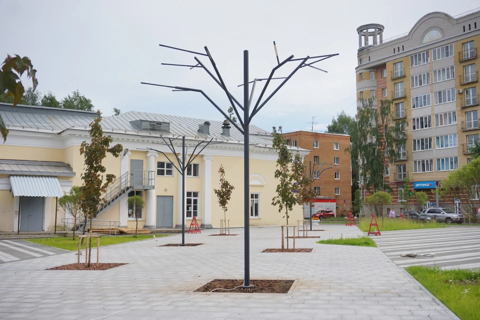 В Сыктывкаре готовят к открытию новый сквер у кинотеатра "Октябрь". Фото: администрация города.