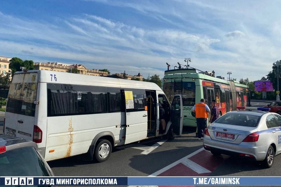 В Минске несколько человек пострадали в ДТП маршрутки с троллейбусом. Фото: УГАИ ГУВД Мингорисполкома.