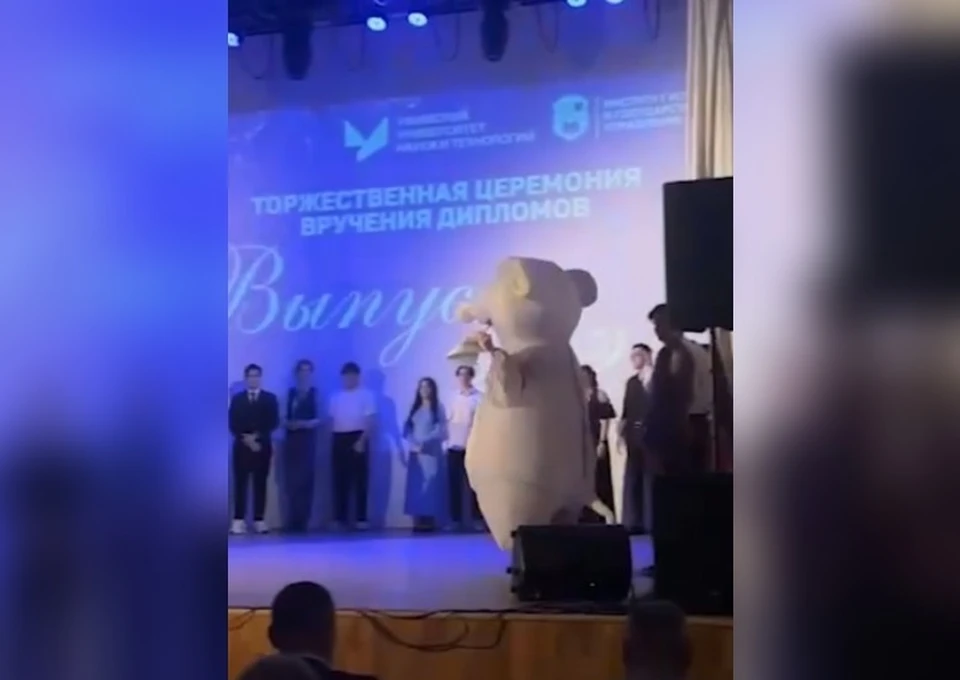 К студентке УУНиТ на вручение диплома пришла подруга в костюме крысы.