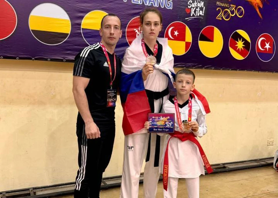 Анна Крапивка и Кирилл Бейлин с золотыми медалями.