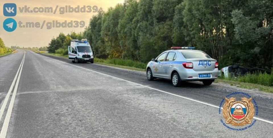 Автомобиль съехал в кювет и перевернулся.