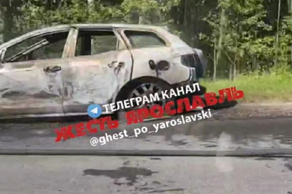 Автомобиль загорелся во время движения. Фото: телеграм-канал Жесть Ярославль