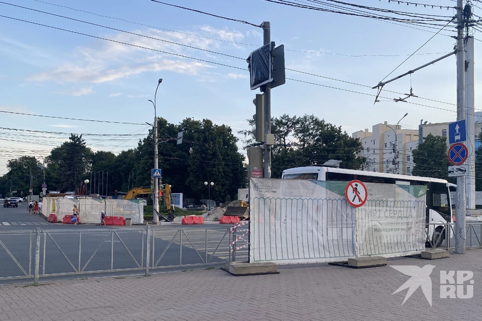 Люди продолжают идти по проезжей части проезда Завражнова.