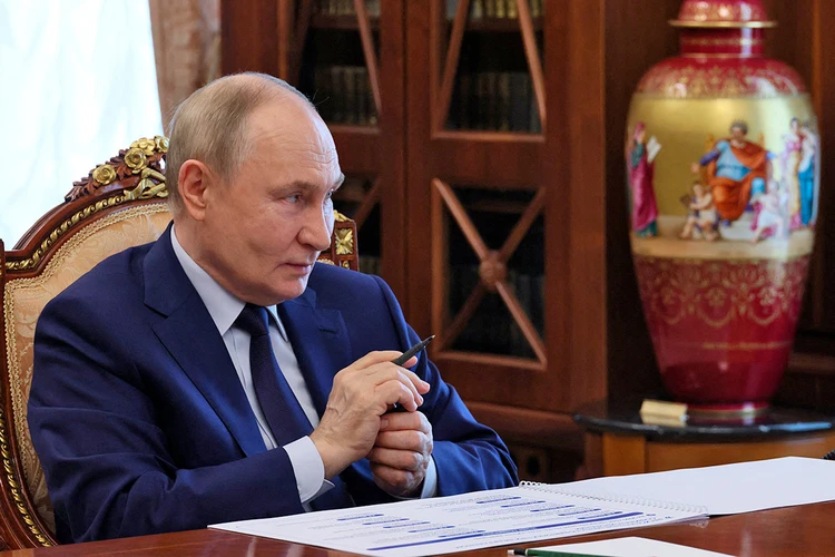 "Девчонки больше не стоят в сторонке": Владимир Путин заявил, что России не хватает женщин